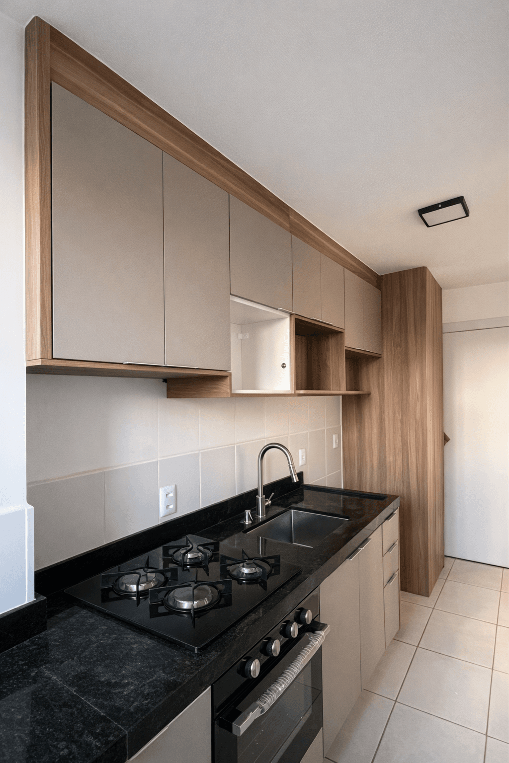 Cozinha em Tons Neutros com Acabamento em Madeira