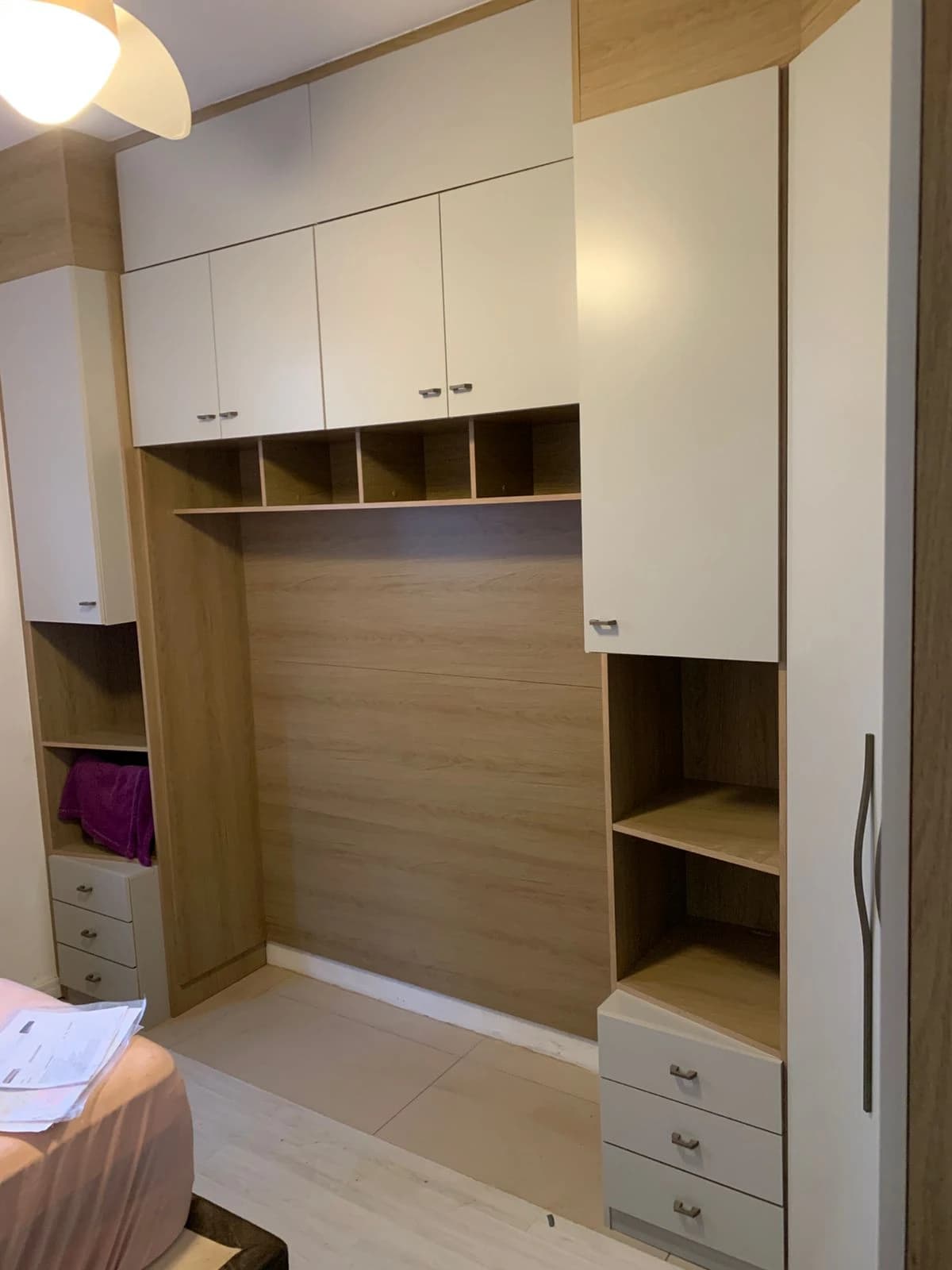 Armário Planejado com Estilo Funcional: Ambiente com armários em madeira clara e detalhes em branco. Estilo moderno, otimização de espaço e prateleiras abertas destacam a funcionalidade.